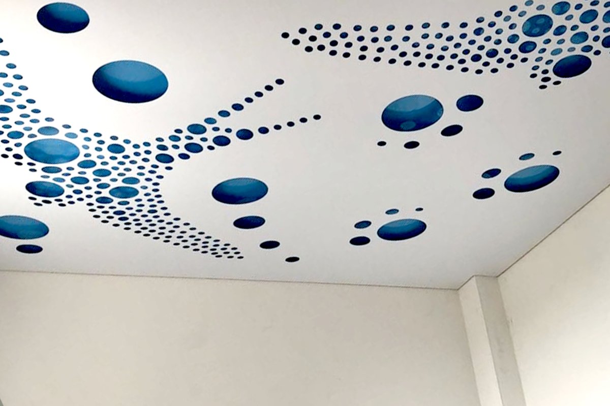 Натяжной потолок розовые облака