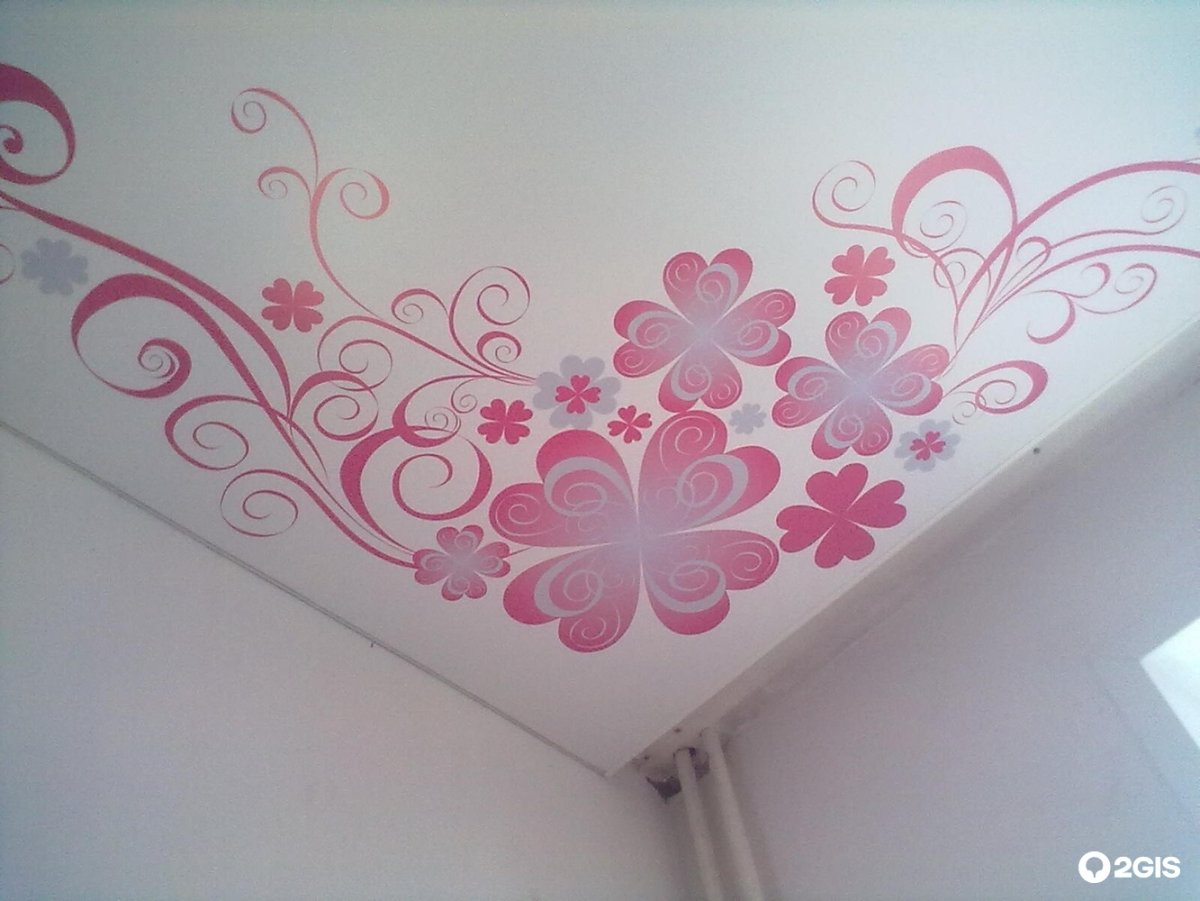 Оклеивание потолка обоями