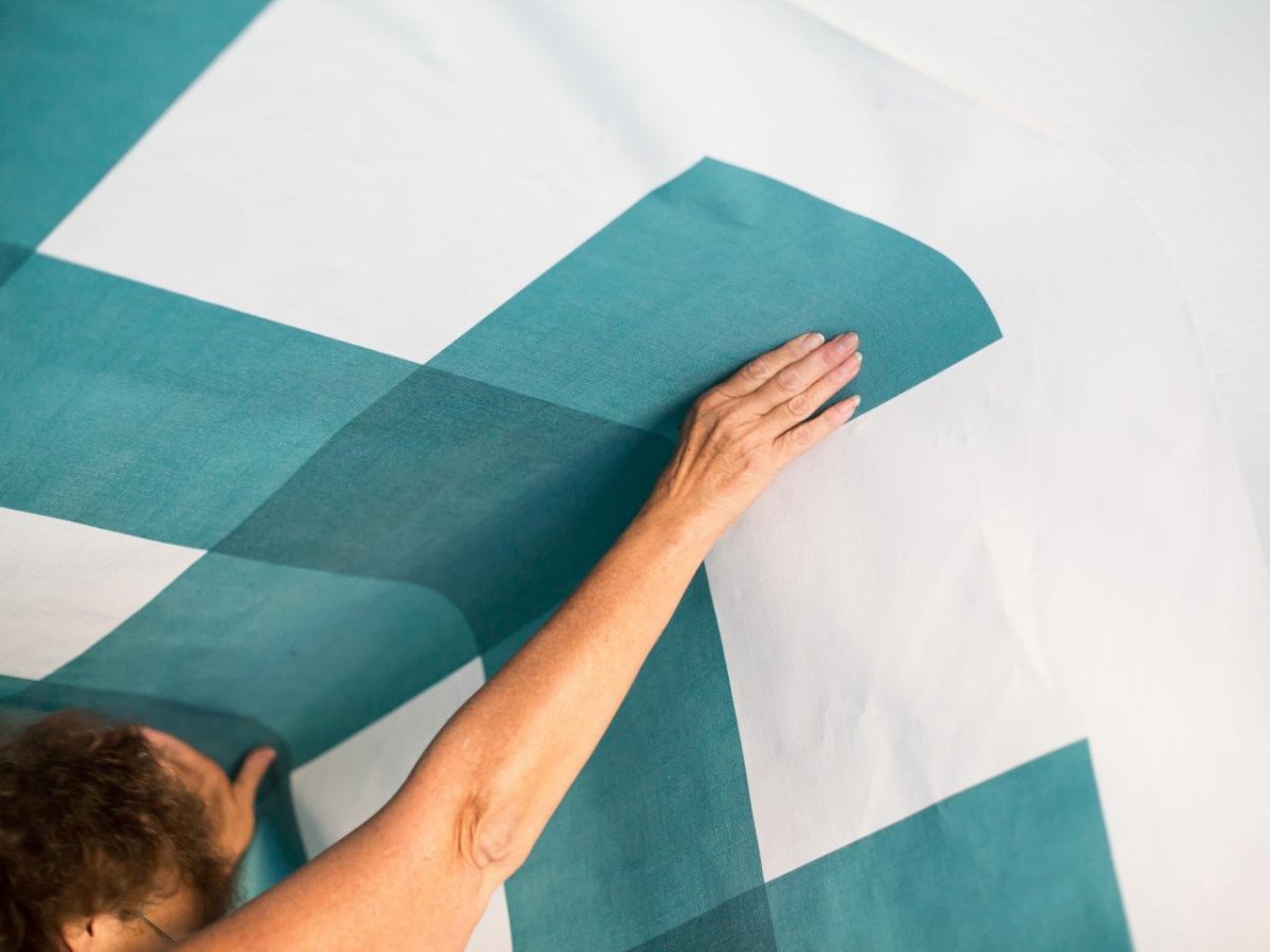 Отделка неровного потолка