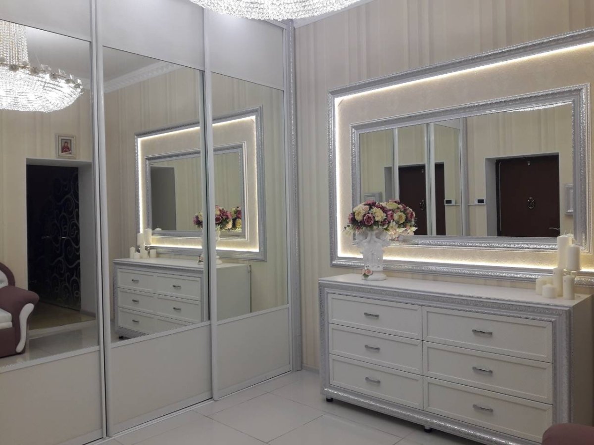 Комод белый с серебром