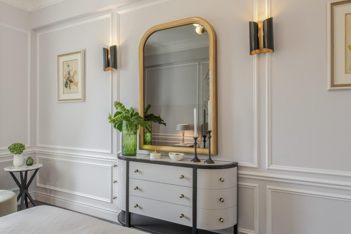 Бра над комодом