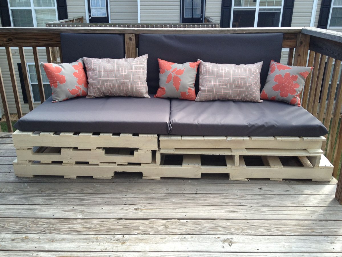 Диван с поддонов