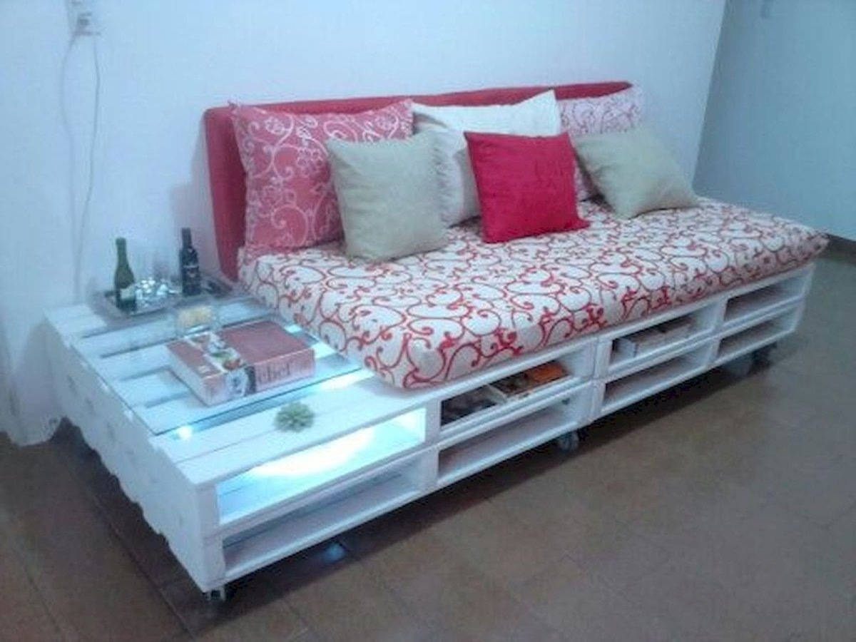 Диван из поддонов