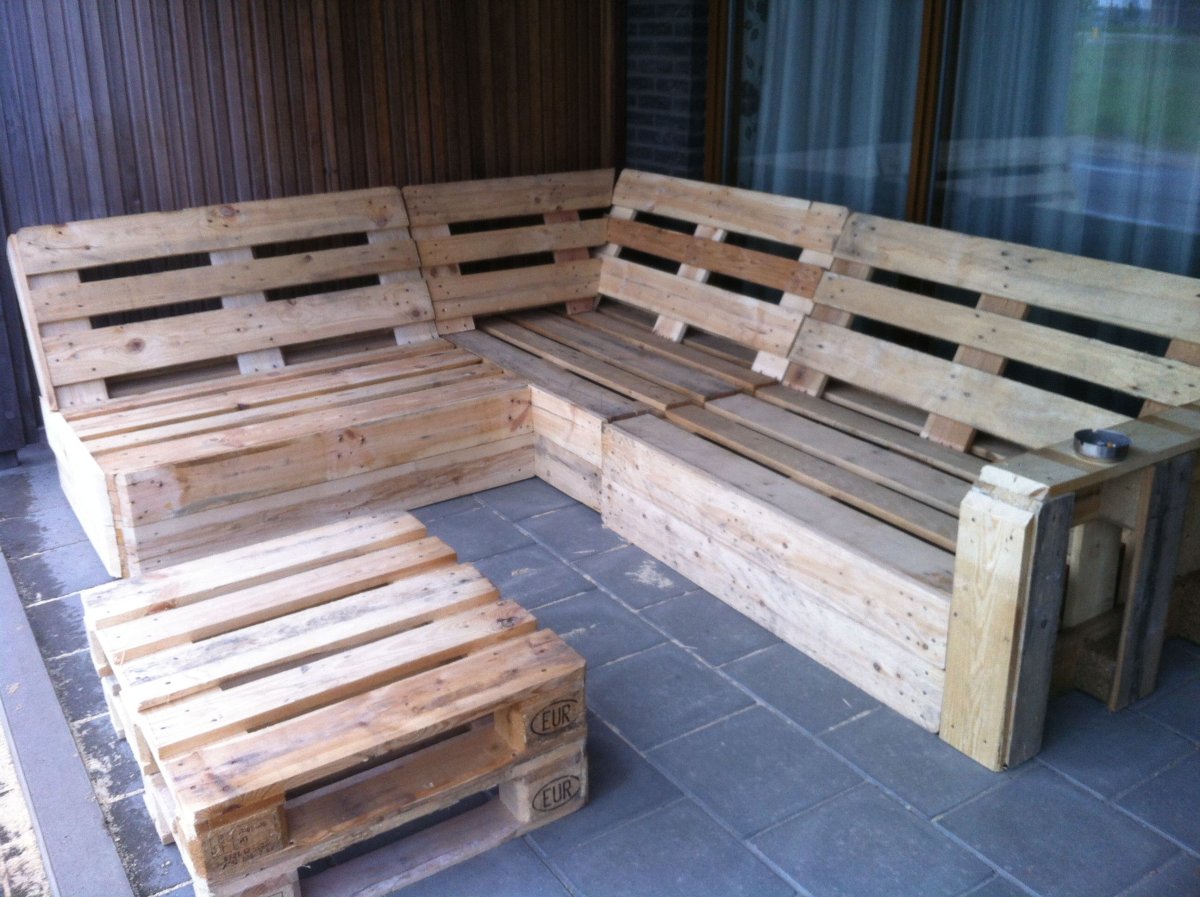 Диван из стеллажа