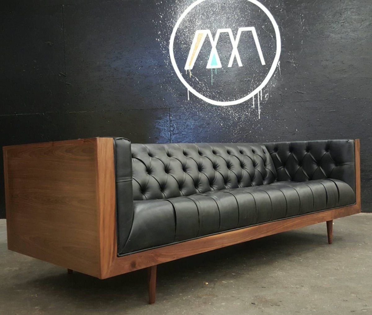 Кожаный диван на ножках в стиле лофт