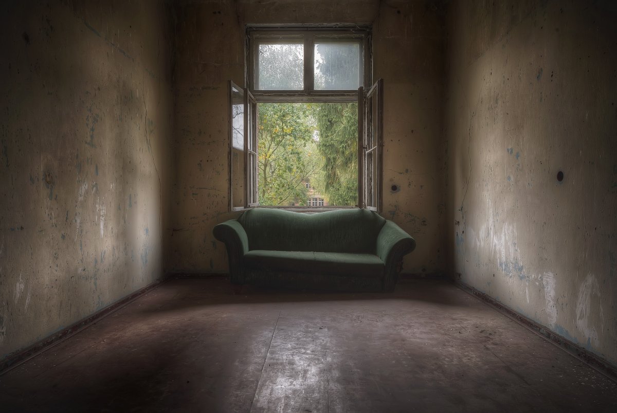 Пустая комната с окном