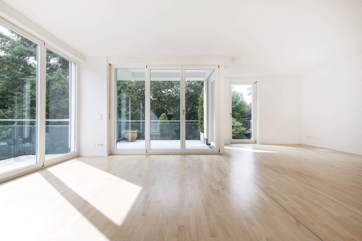 Помещение с большими окнами