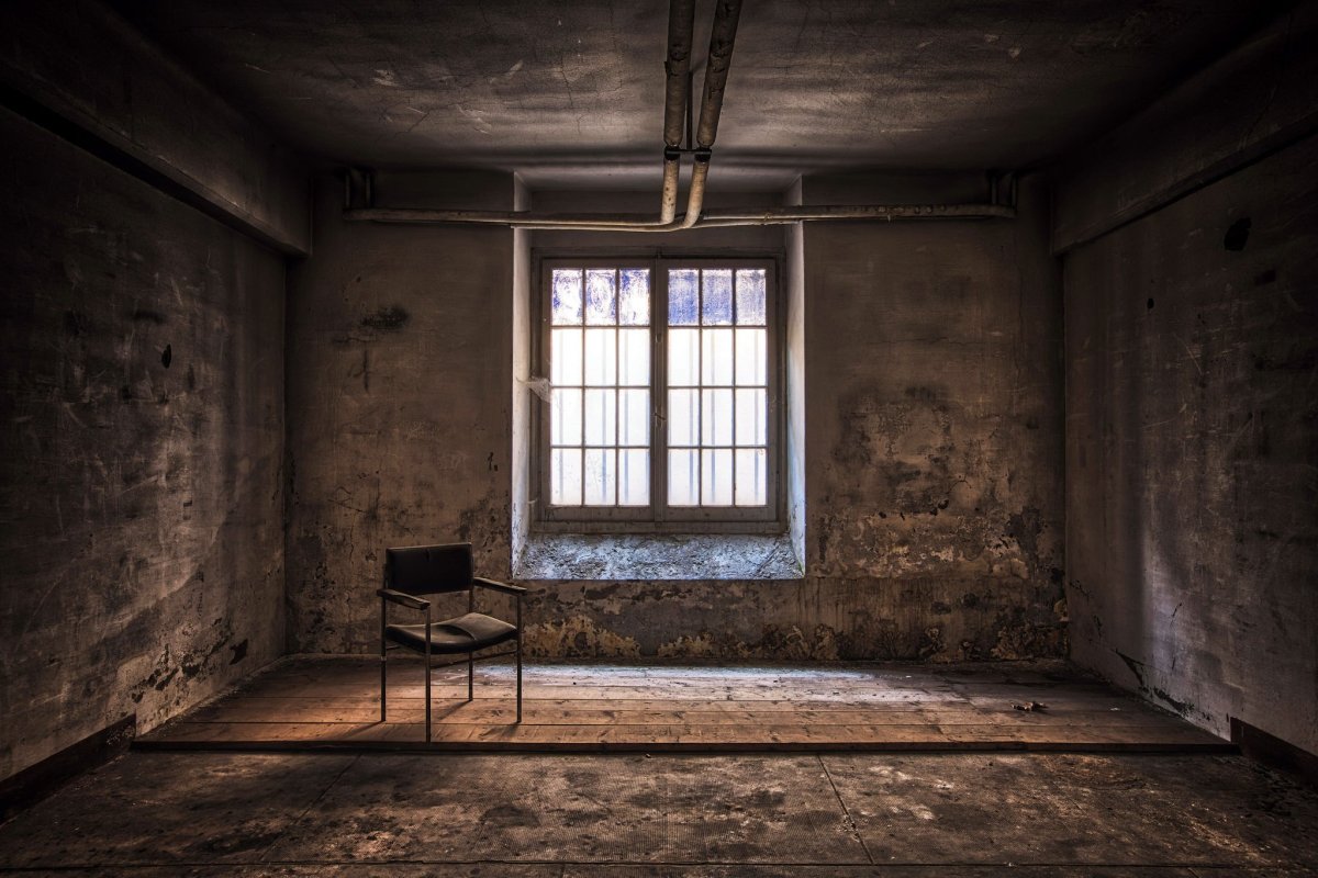 Пустая комната с окном