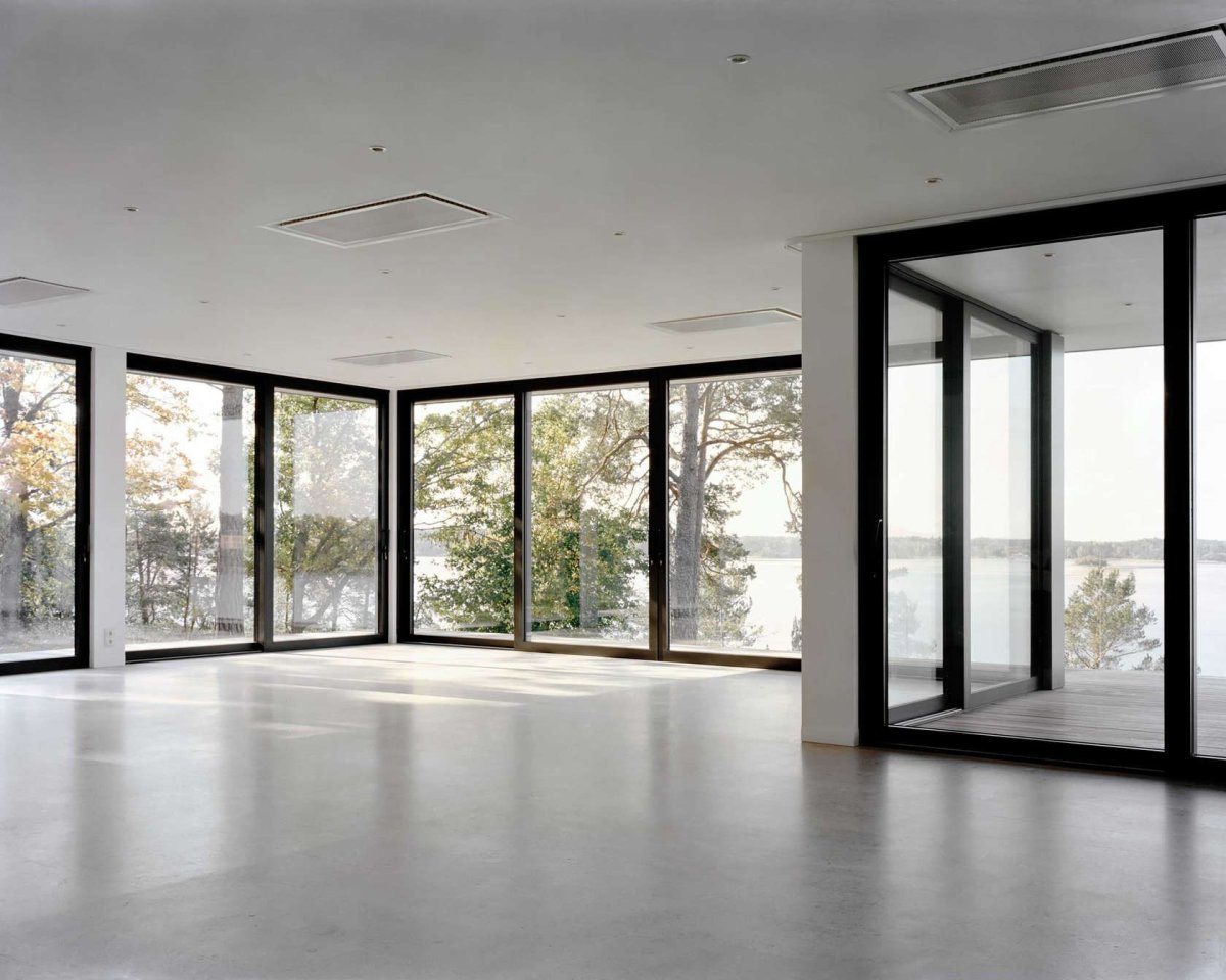 Помещение с большими окнами