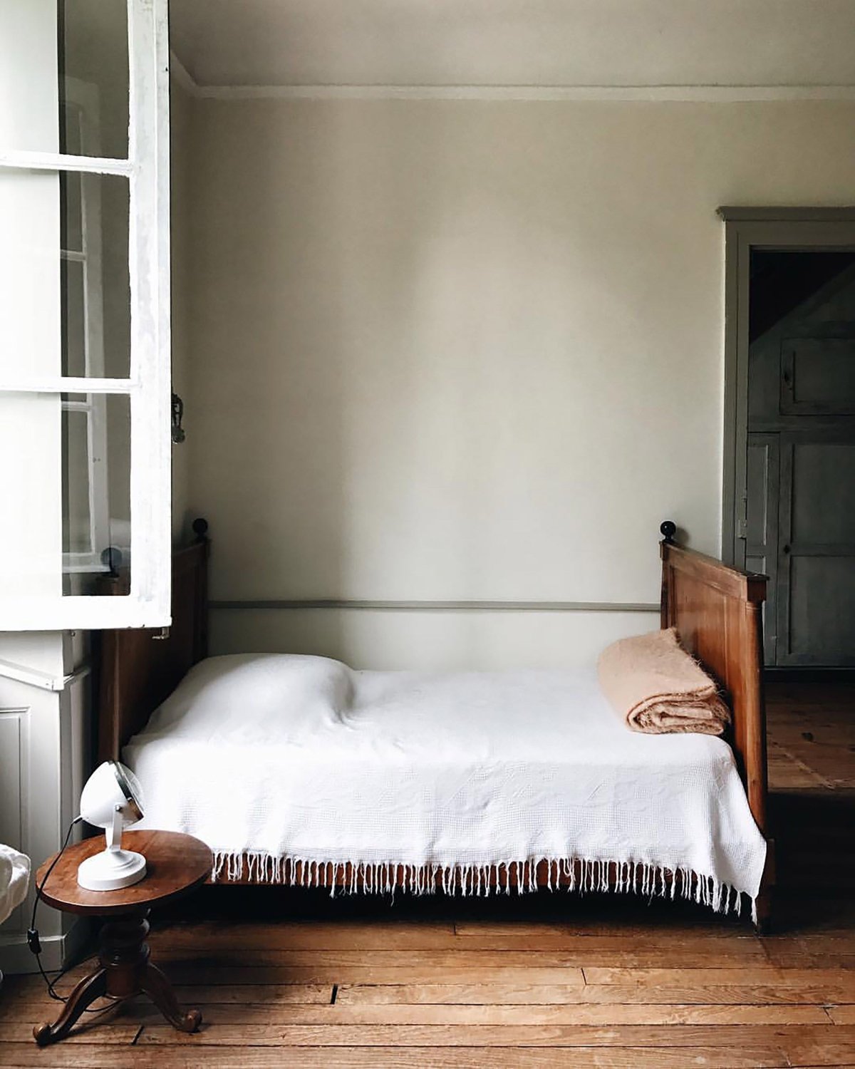 Комната кровать панорамные окна