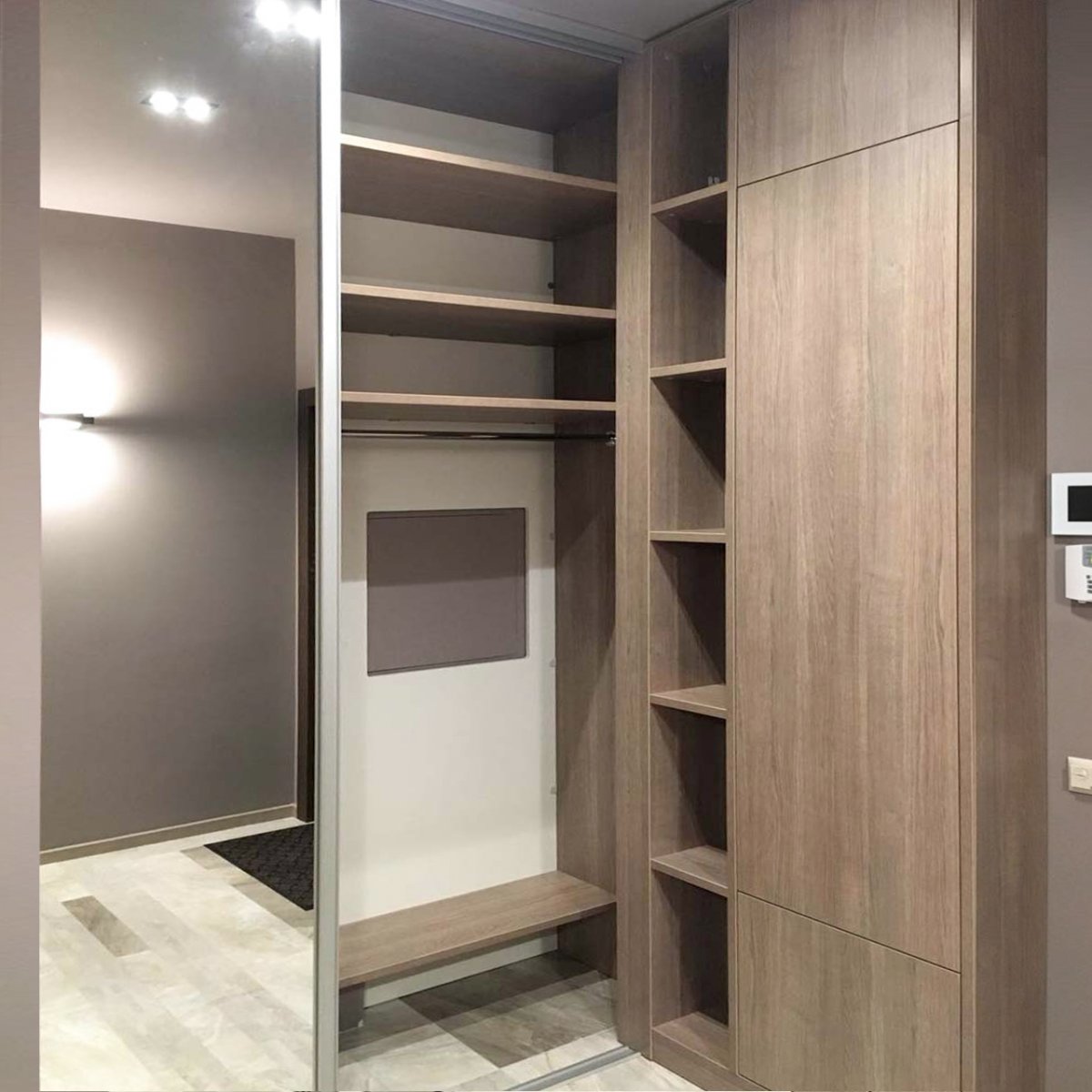 Кладовка в прихожей угловая