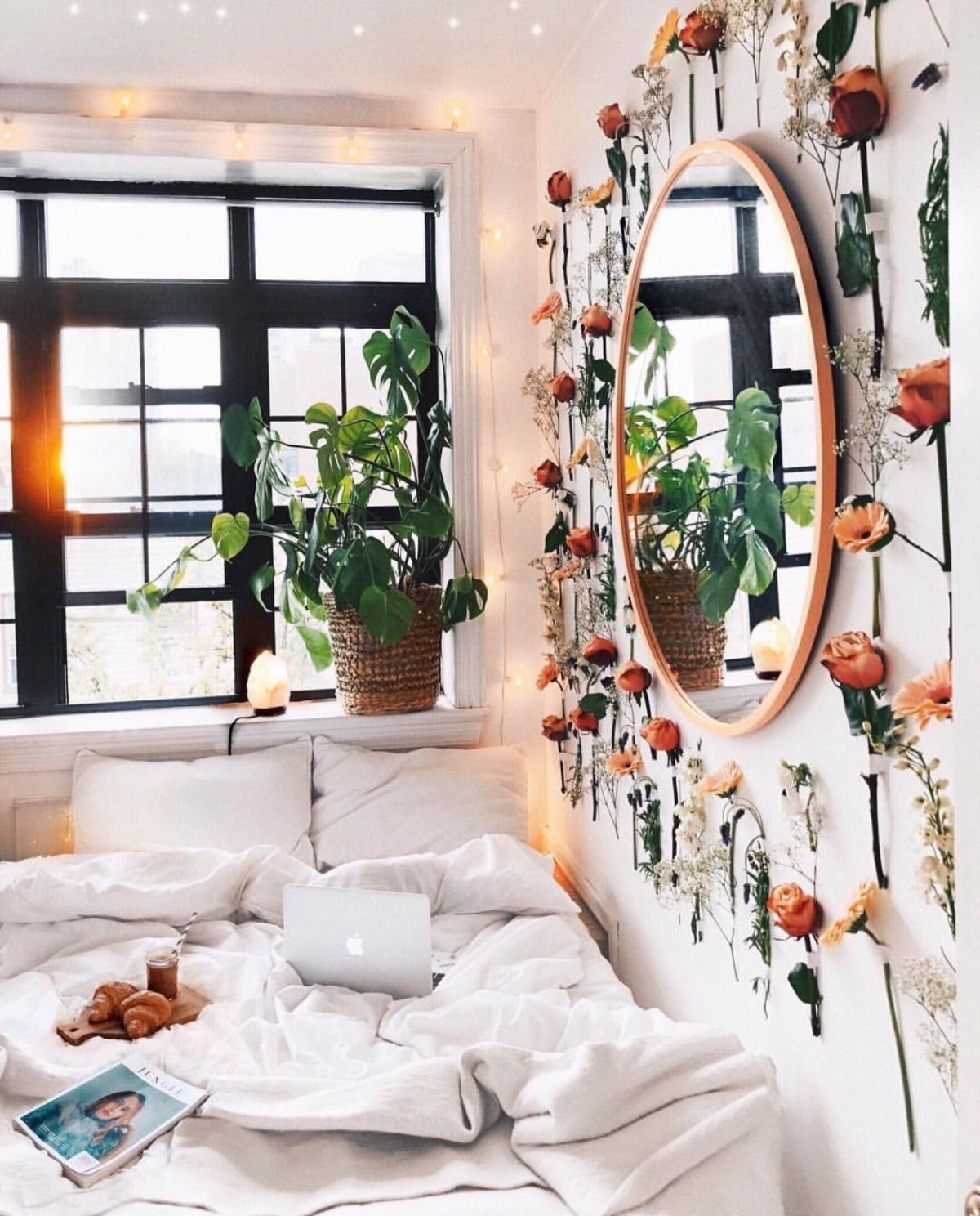 Спальня украшенная искусственными цветами