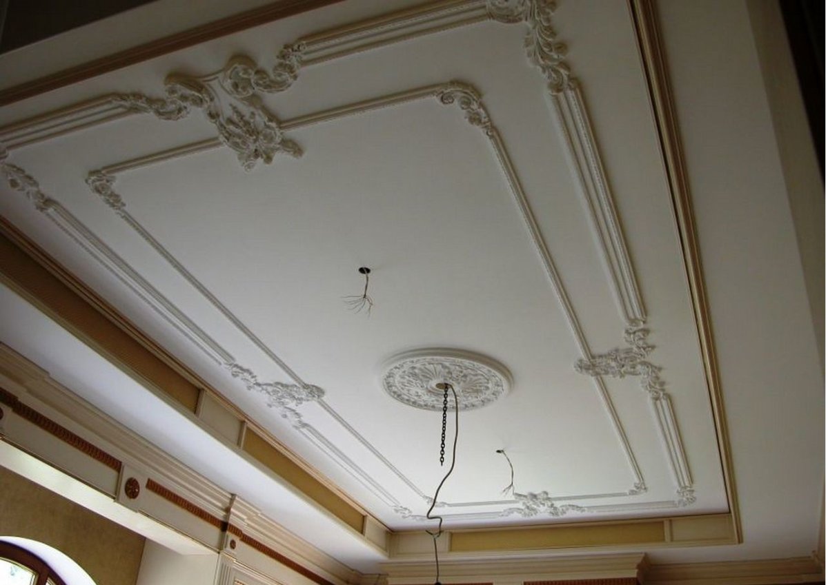 Лепной декор на потолке