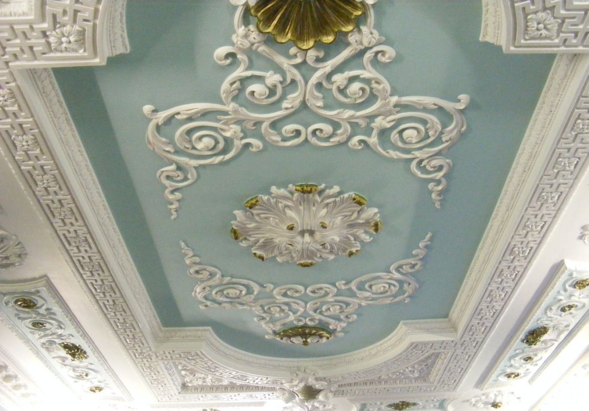 Лепнина на потолке