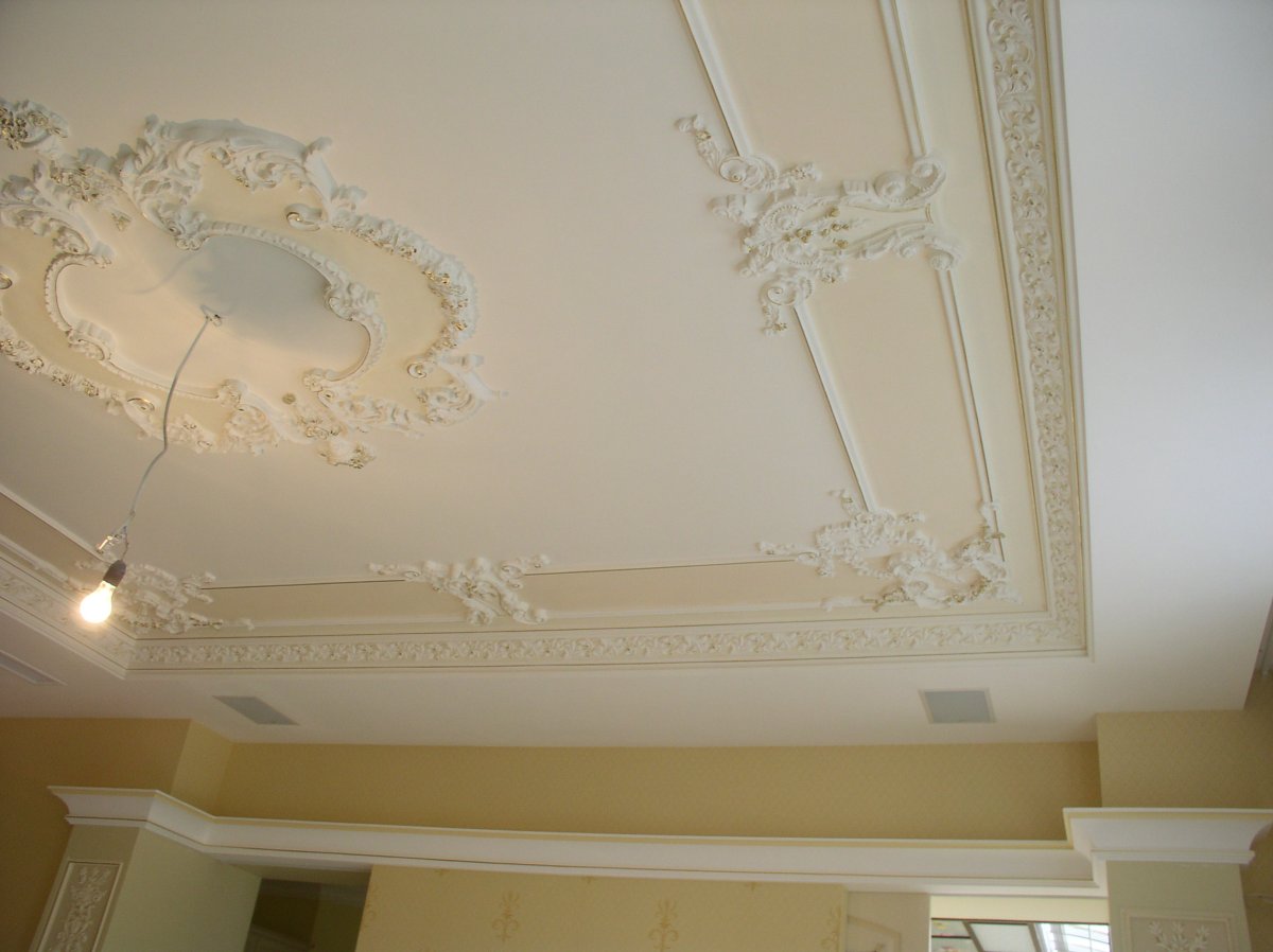 Потолок с лепниной и подсветкой