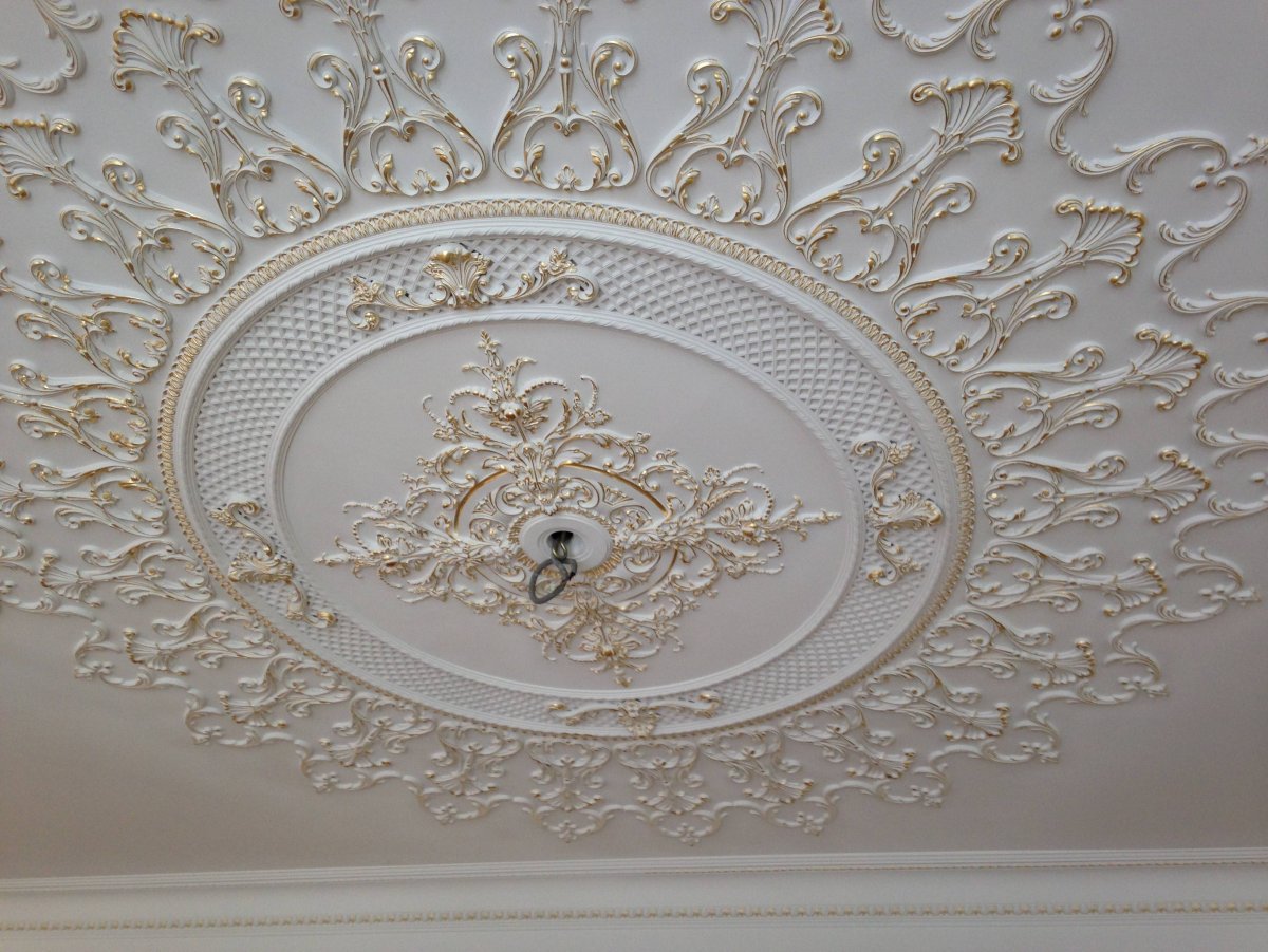 Гипсовая лепнина на потолке