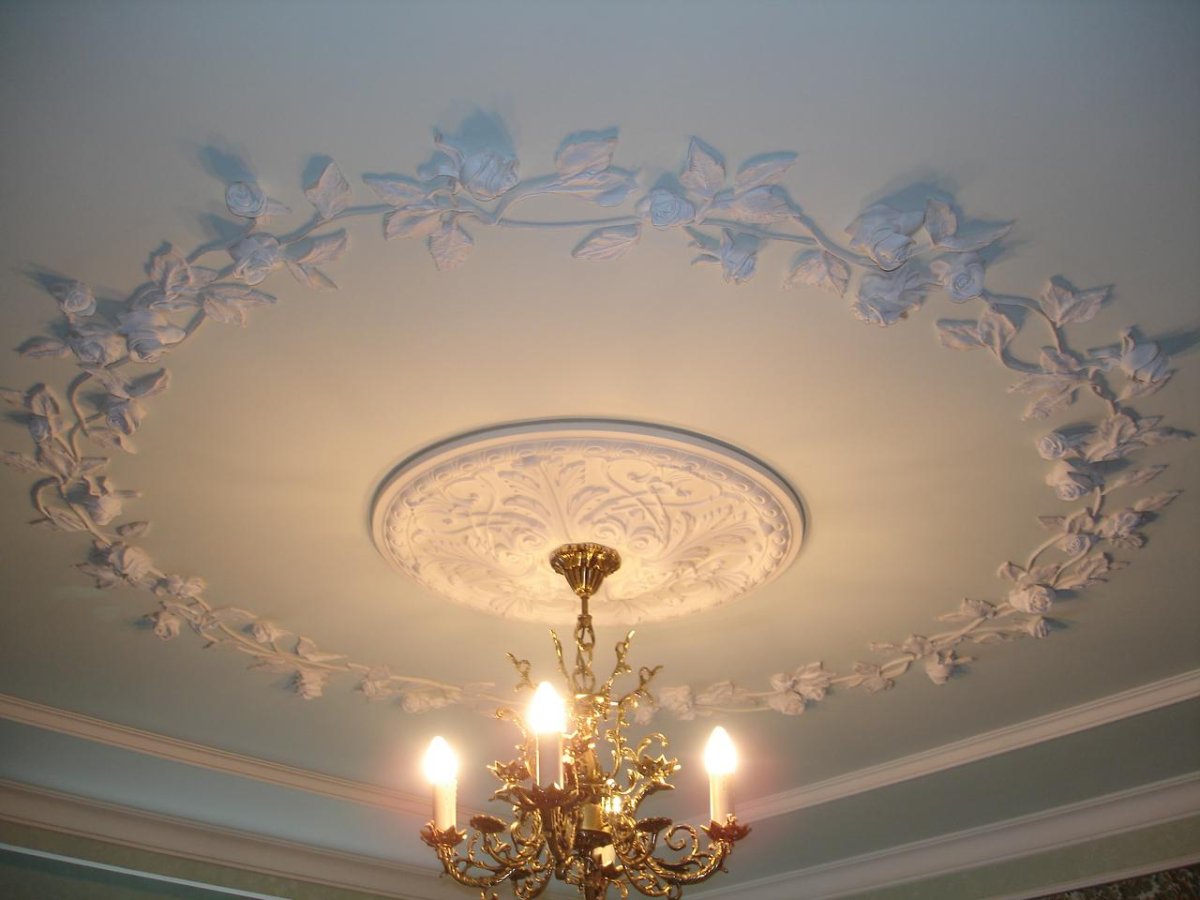 Лепнина в гостиной