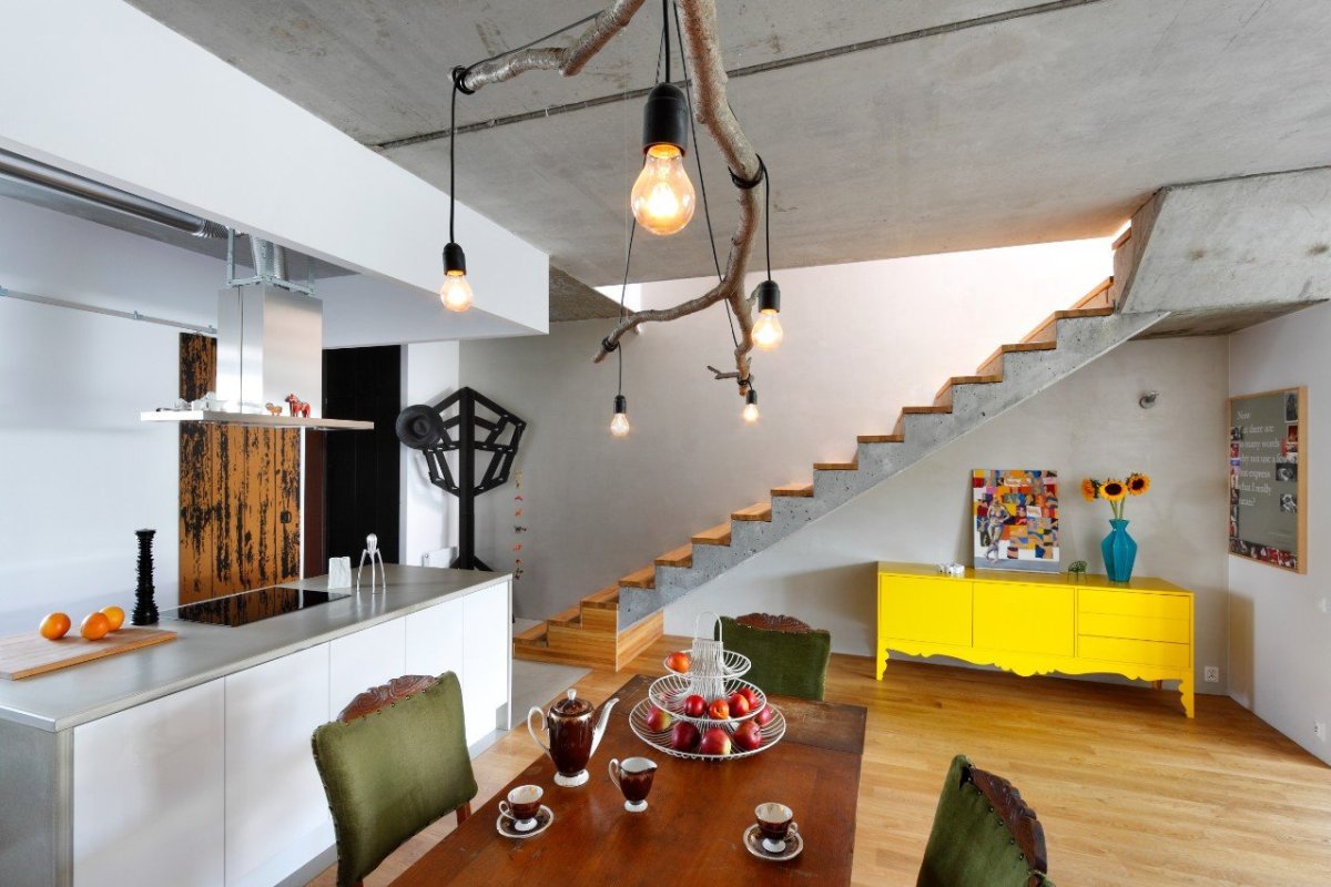 Гостиная с бетонной стеной