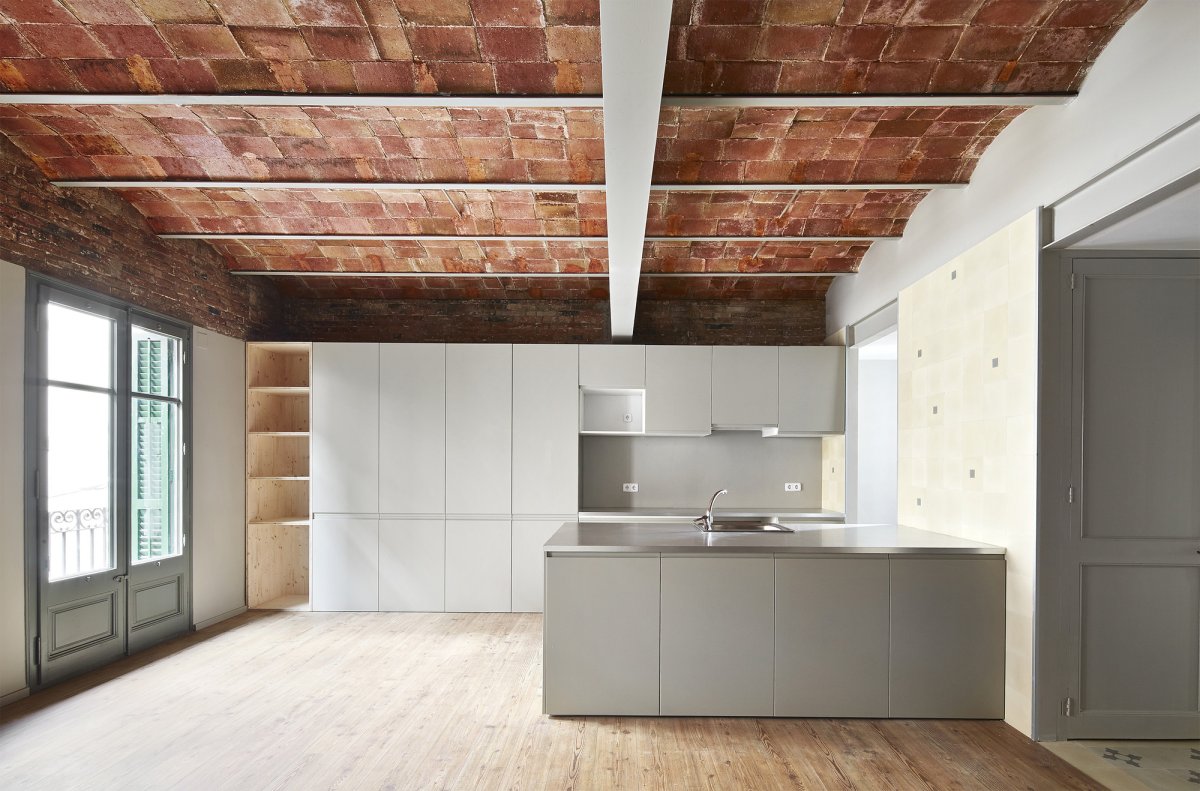 Гостиная с бетонным потолком лофт