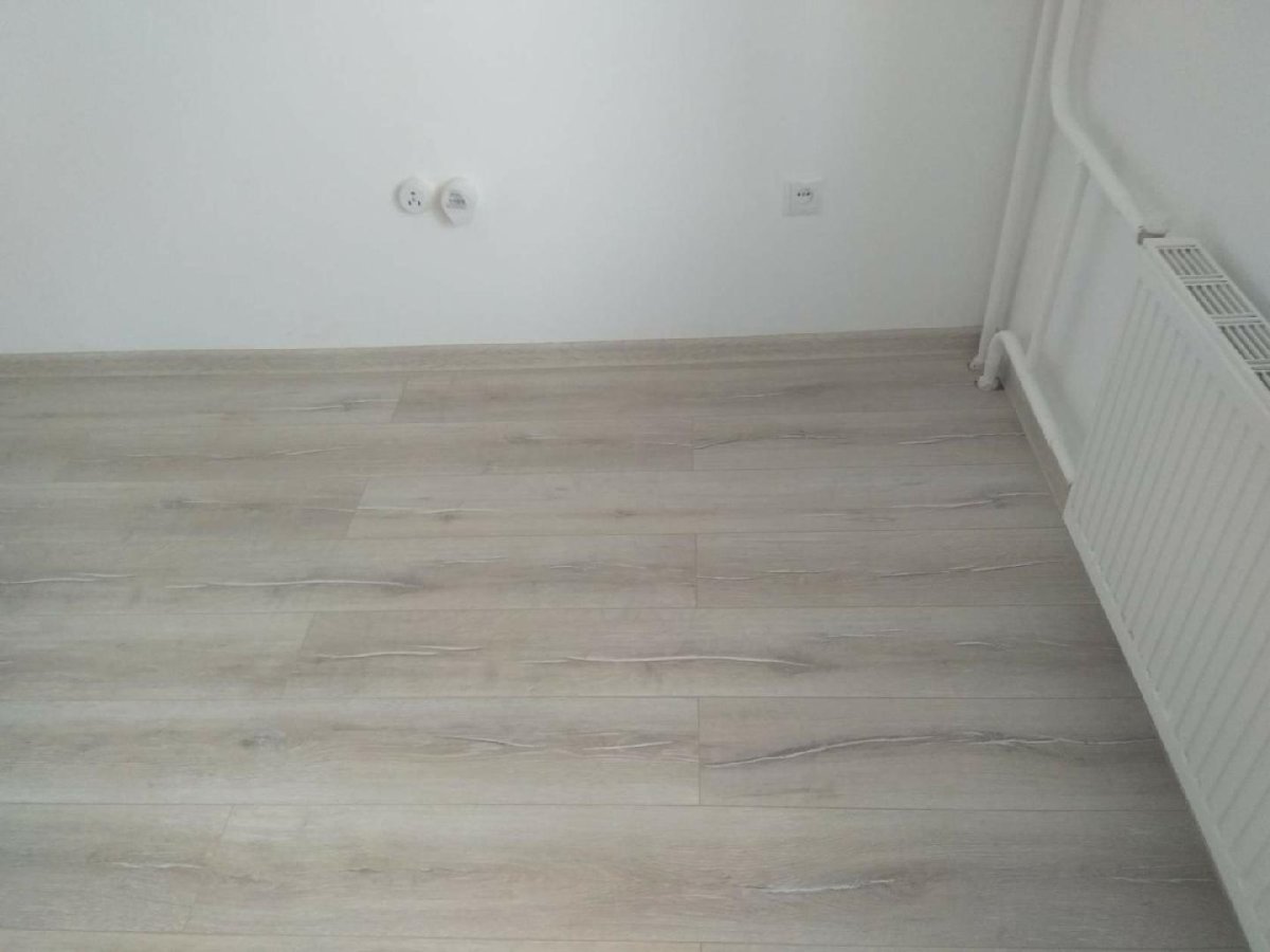 Напольный плинтус крашеный