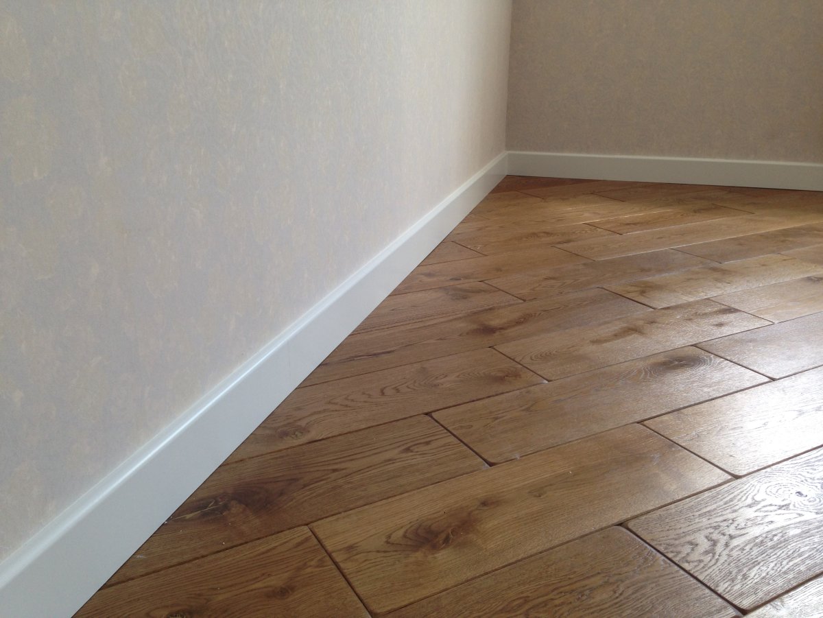 Белые плинтуса для пола