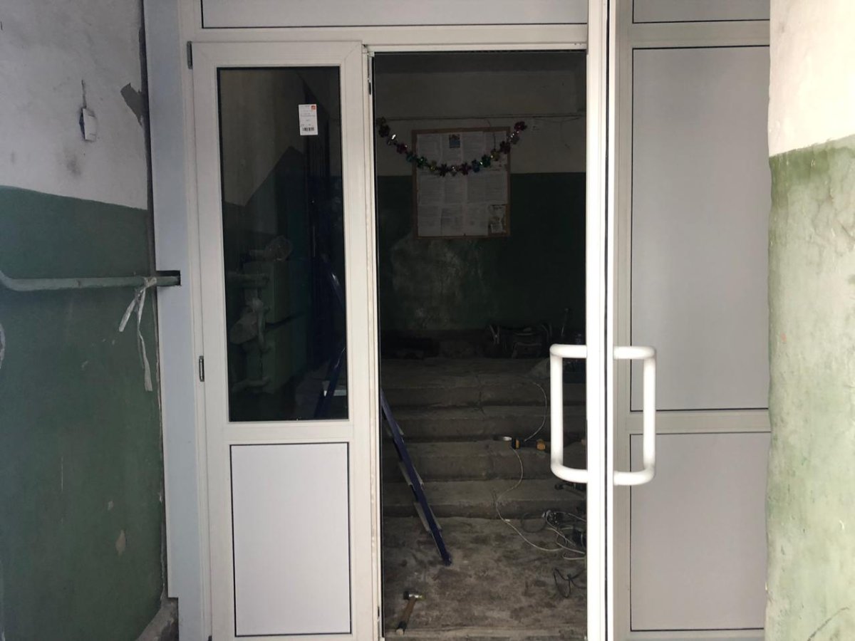 Пластиковая тамбурная дверь