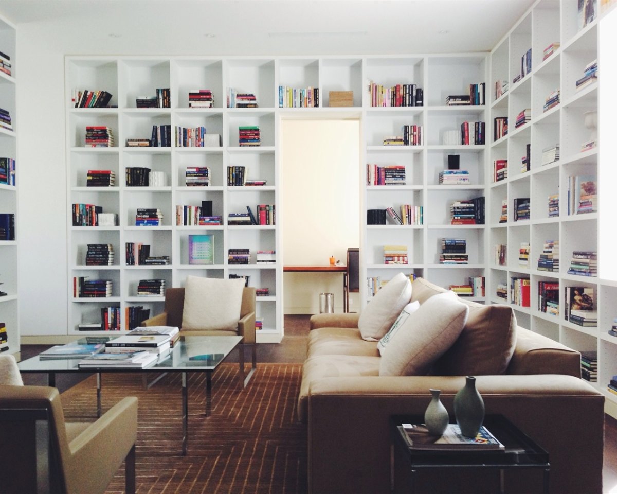 Красивые книжные полки