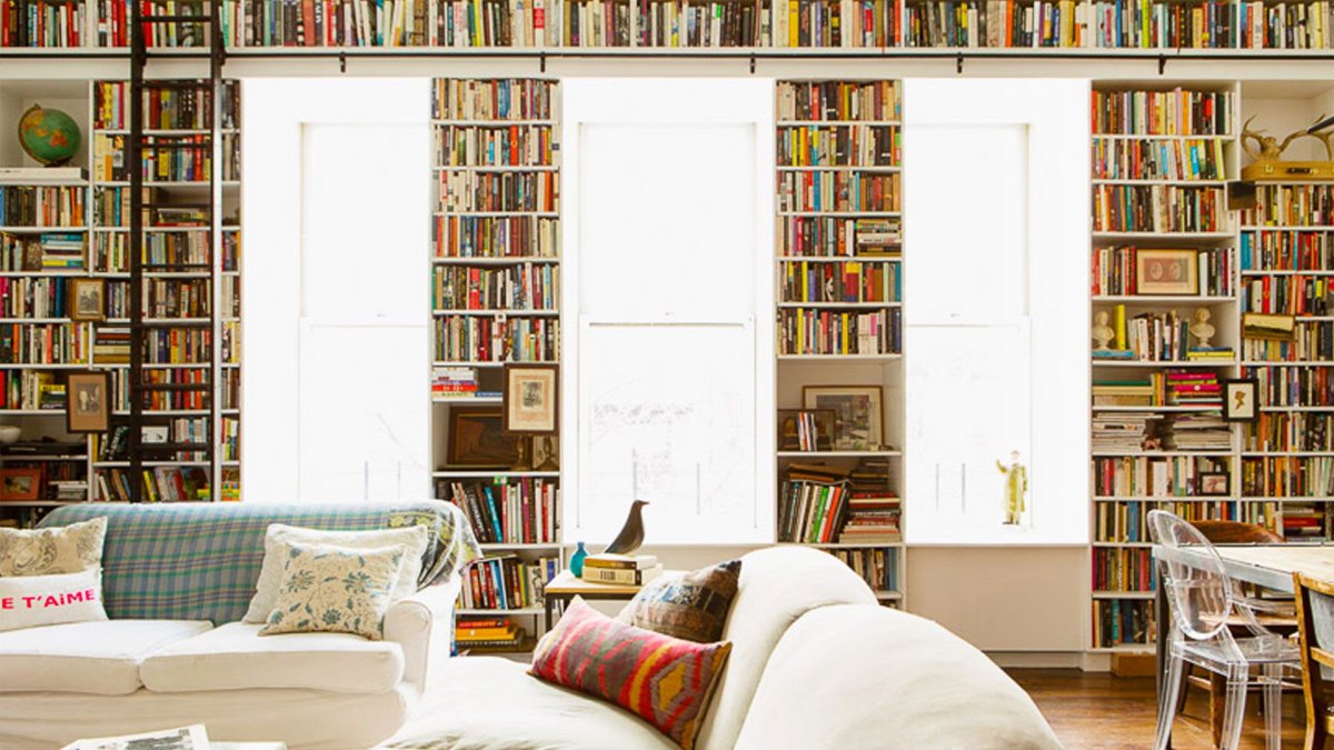 Книжная полка с книгами