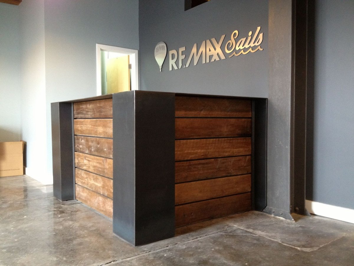 Стойка ресепшн в стиле лофт