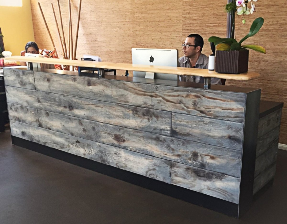 Стойка администратора ресепшн в стиле лофт