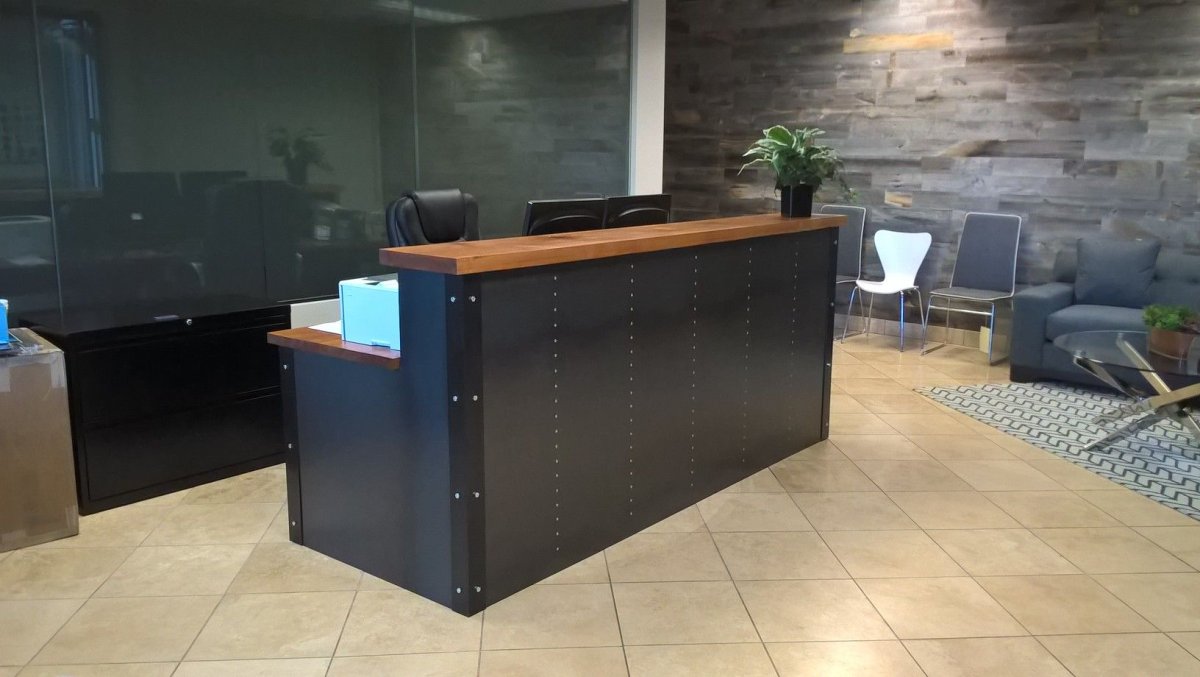 Стойка рецепции из металла