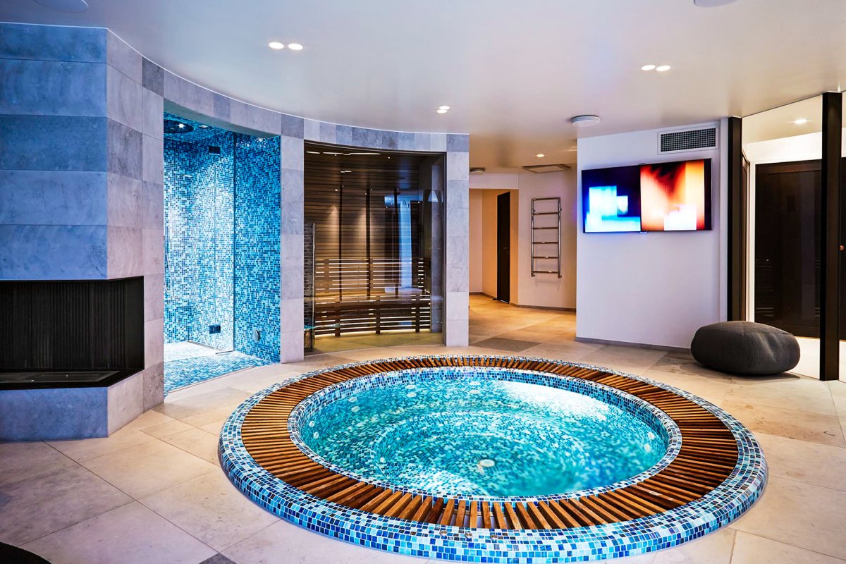 Белая вилла с бассейном