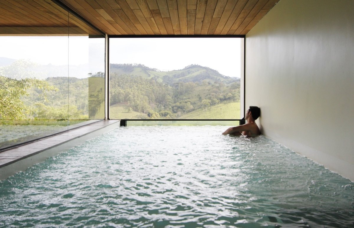 Бассейн огромный под куполом и спа зона