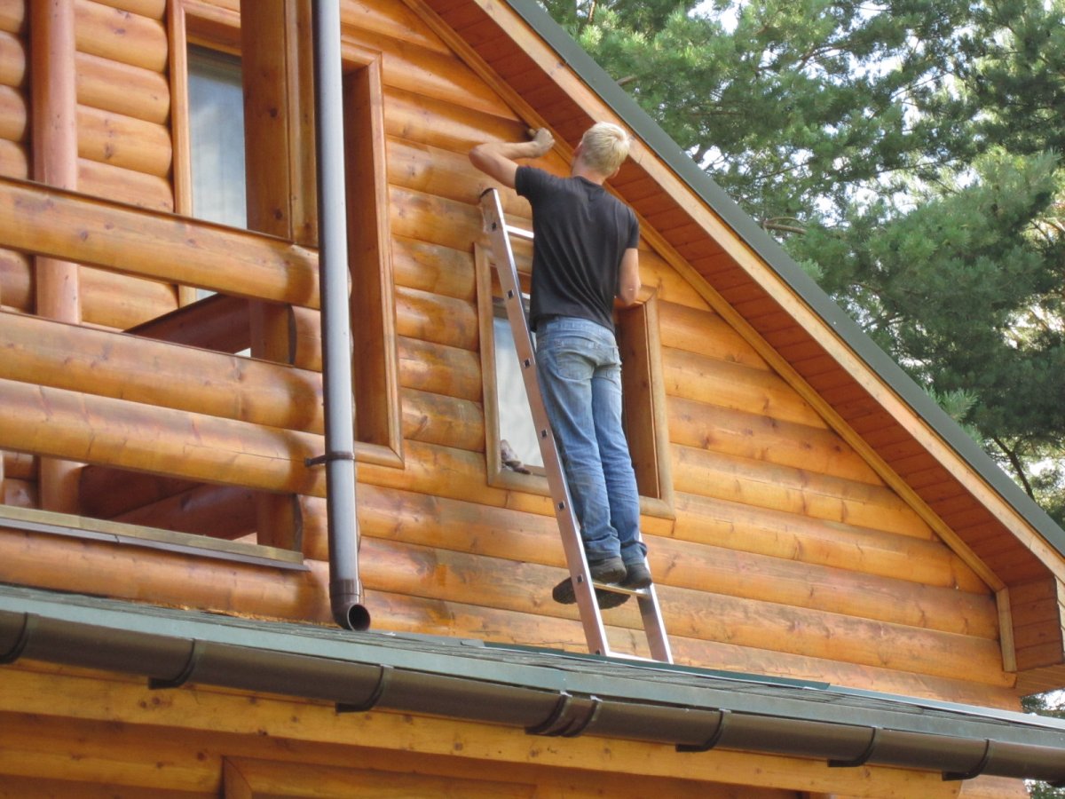 Нанесение антисептик для дерева