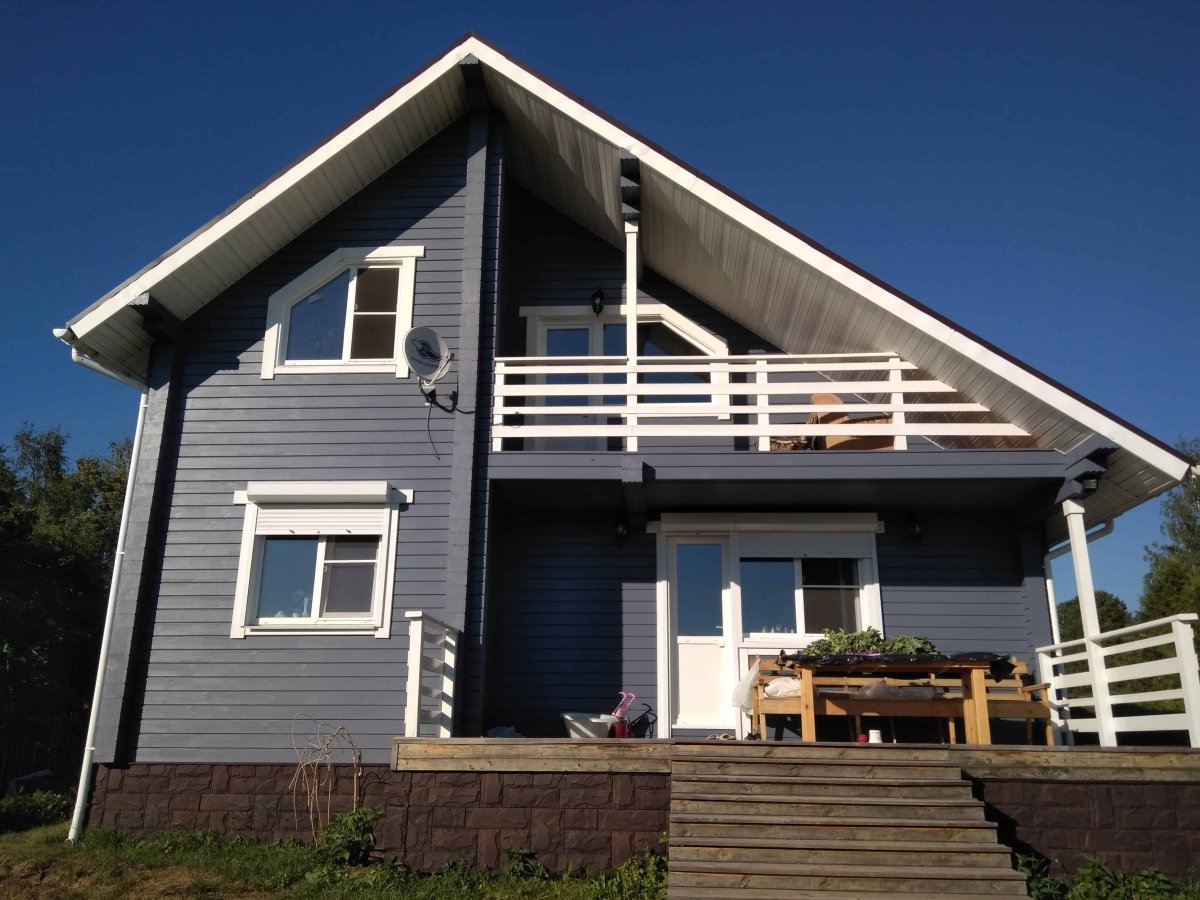 Дом снаружи покрасили в цвет морской волны