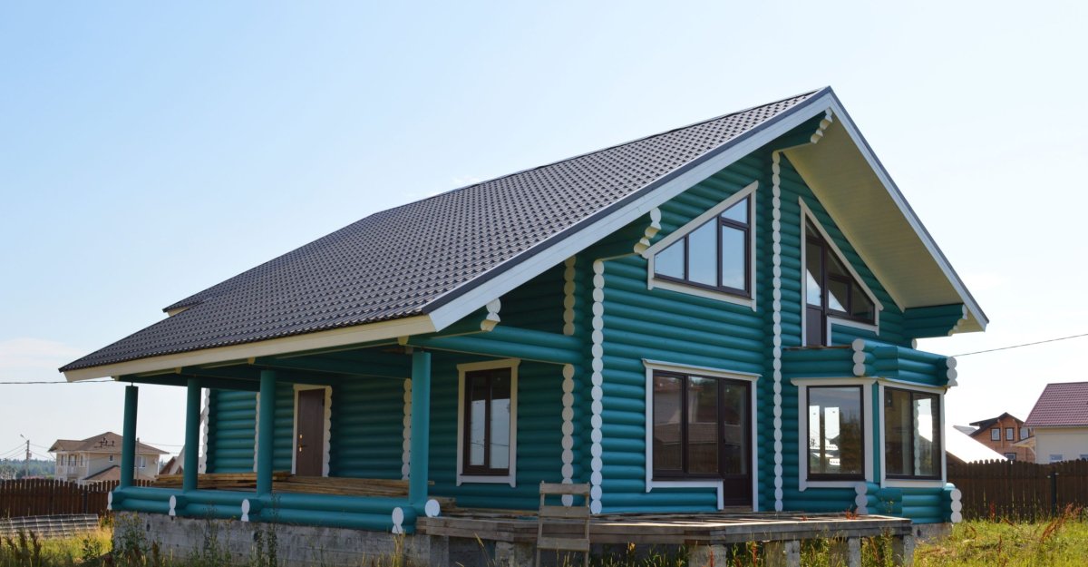 Красный бревенчатый дом