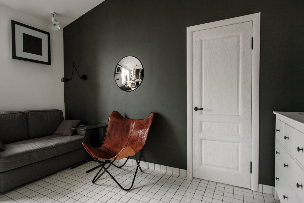 Прихожая с серым полом и белыми стенами