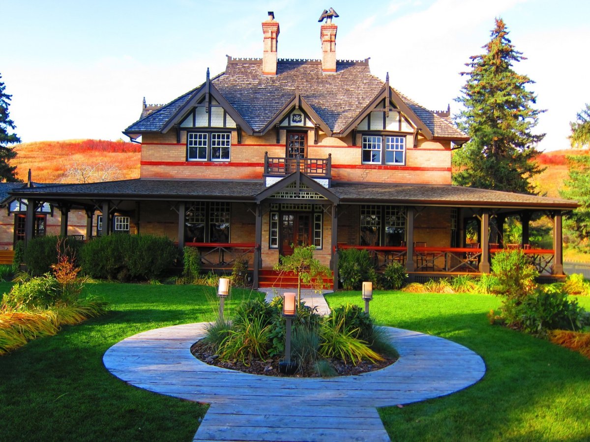 Красивый загородный домик