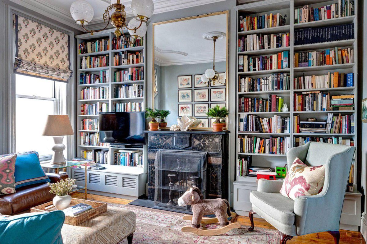 Комната с книжными полками