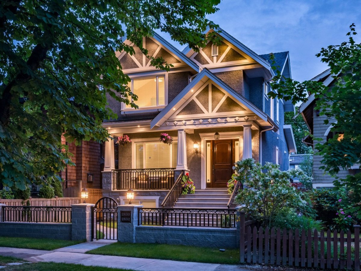 Загородный дом вечером