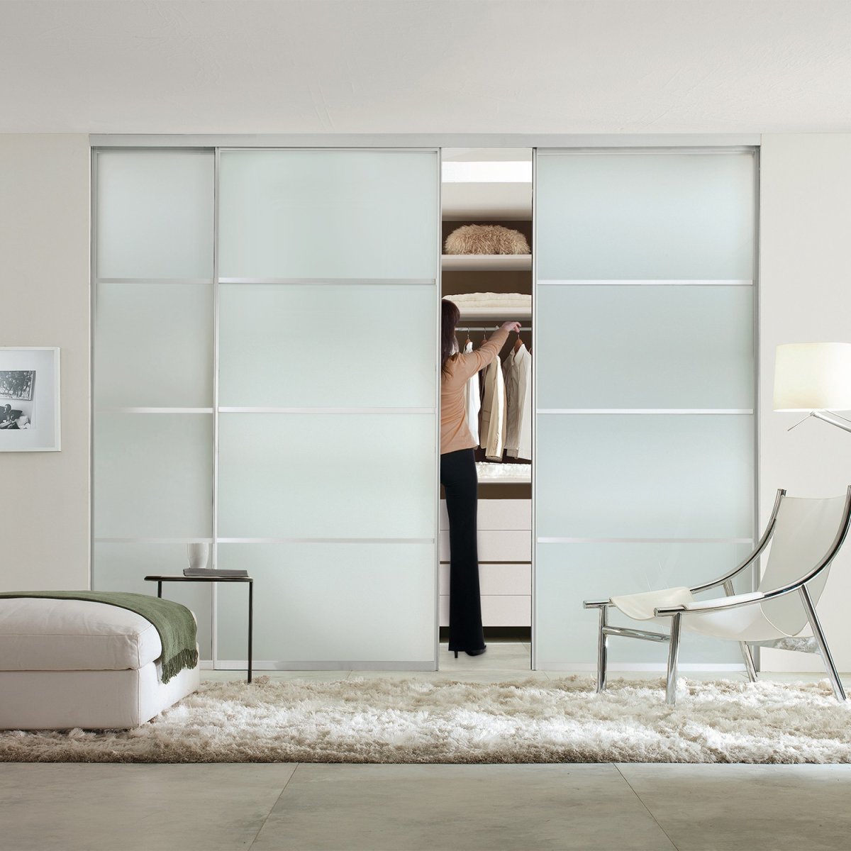 Гардеробная с раздвижными дверями