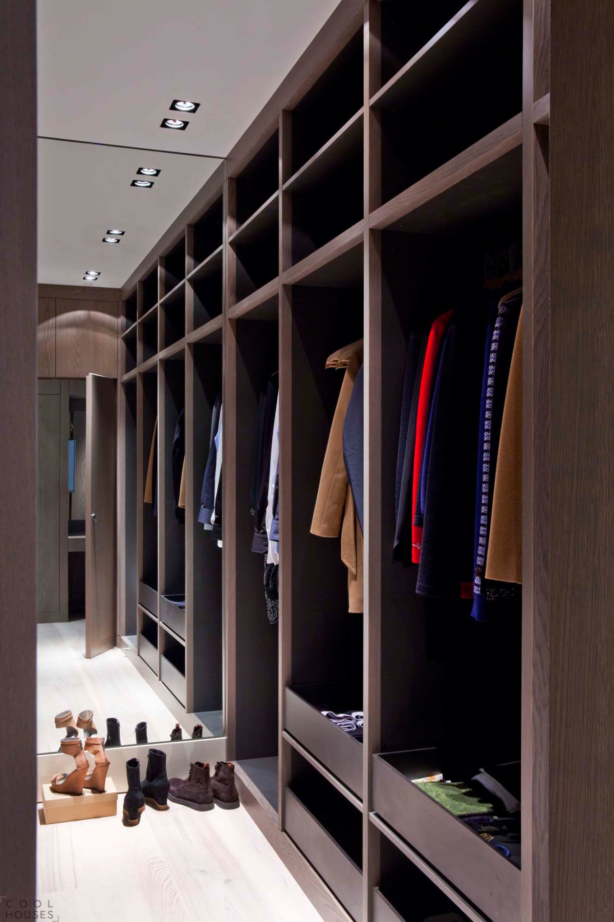 Маленькая гардеробная с зеркалом