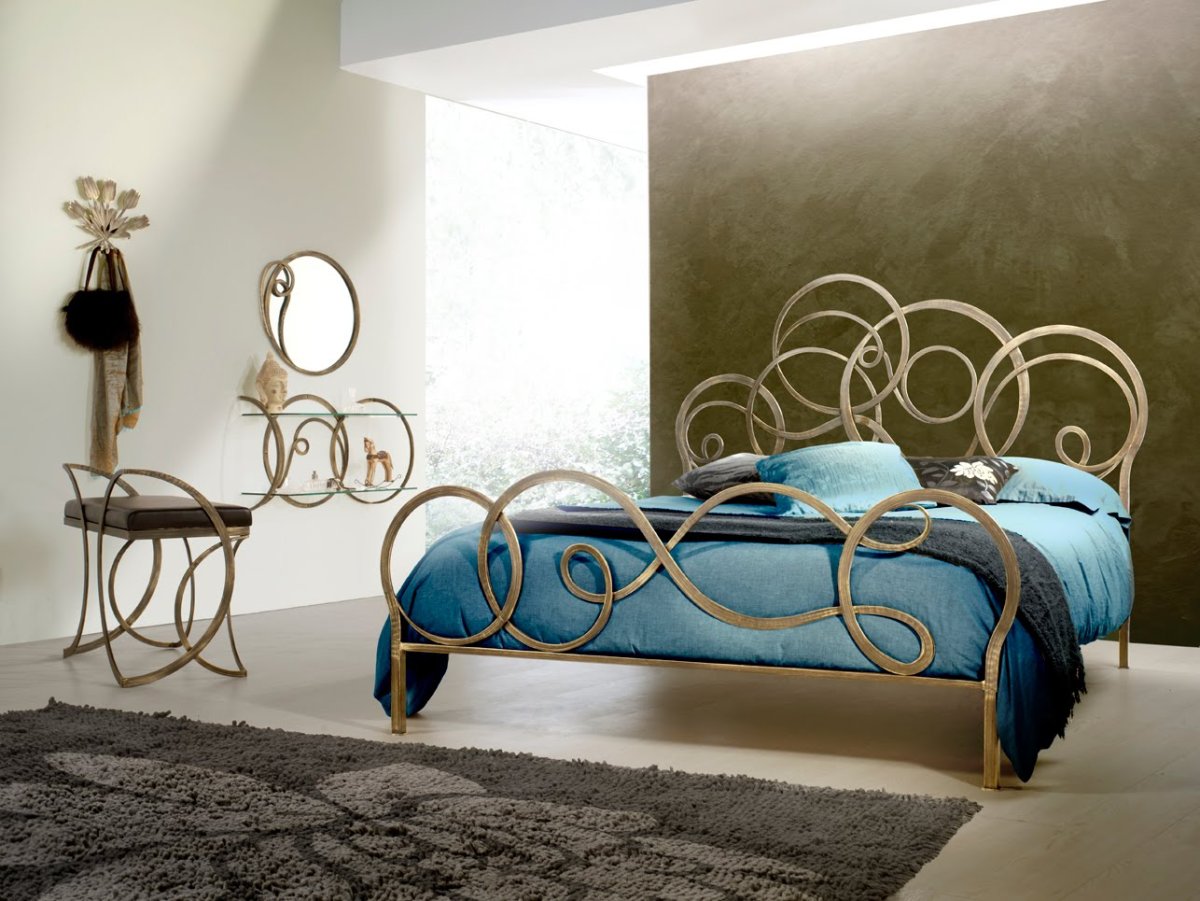 Кровать с кованым изголовьем