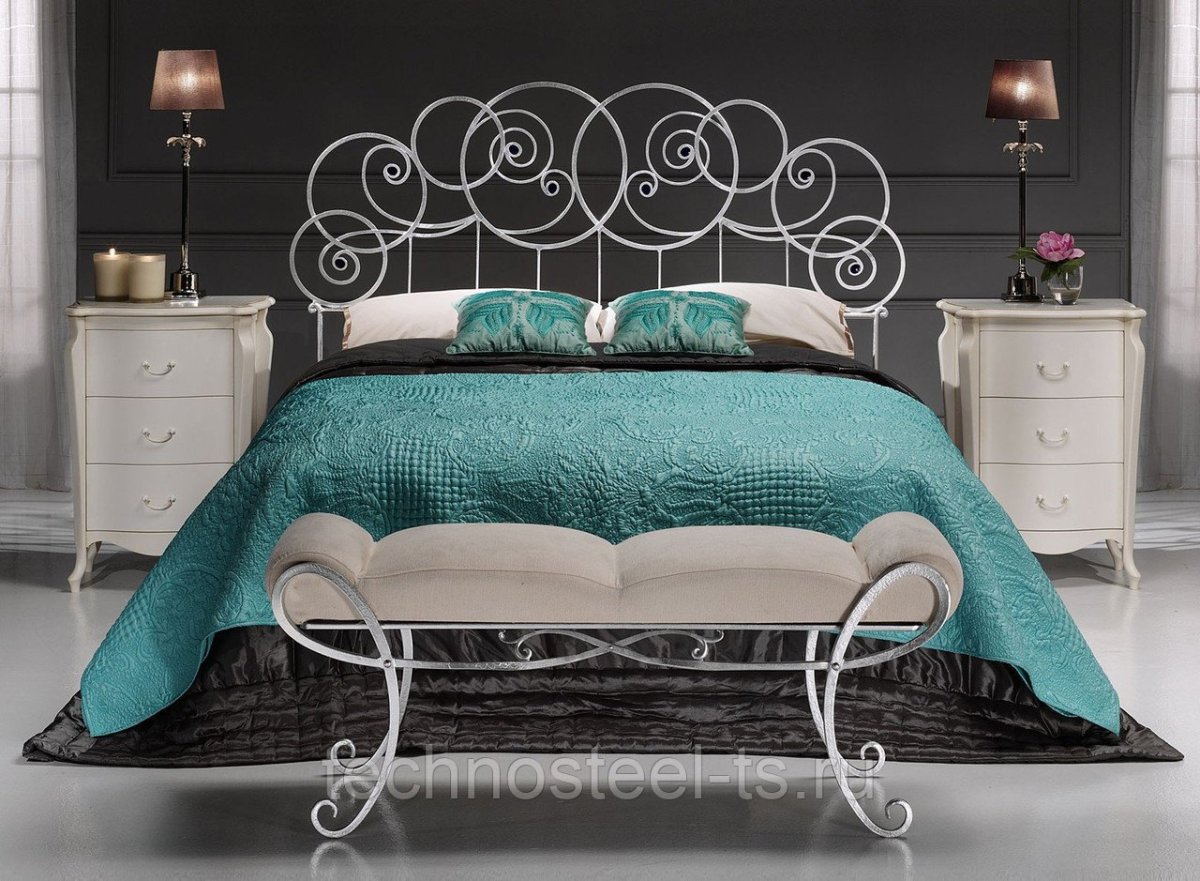 Спальня с кованной кроватью