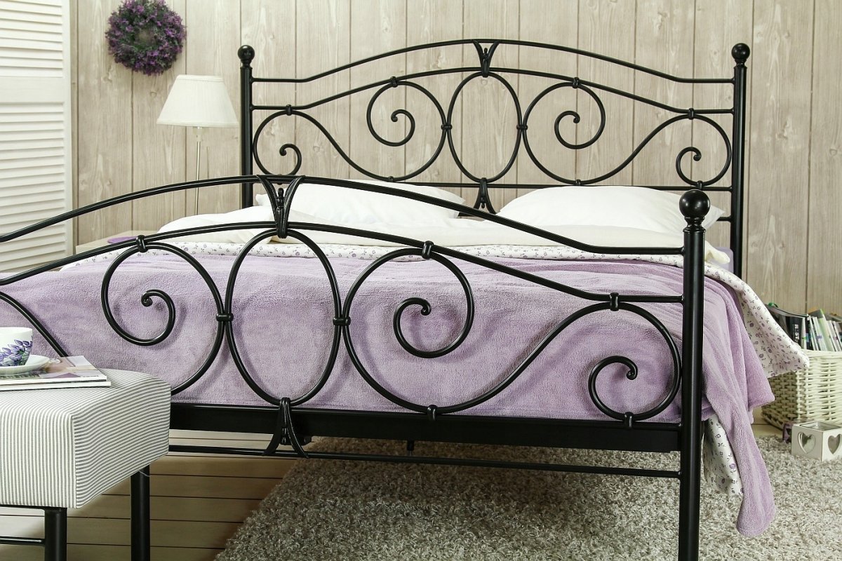 Кровать с кованым изголовьем