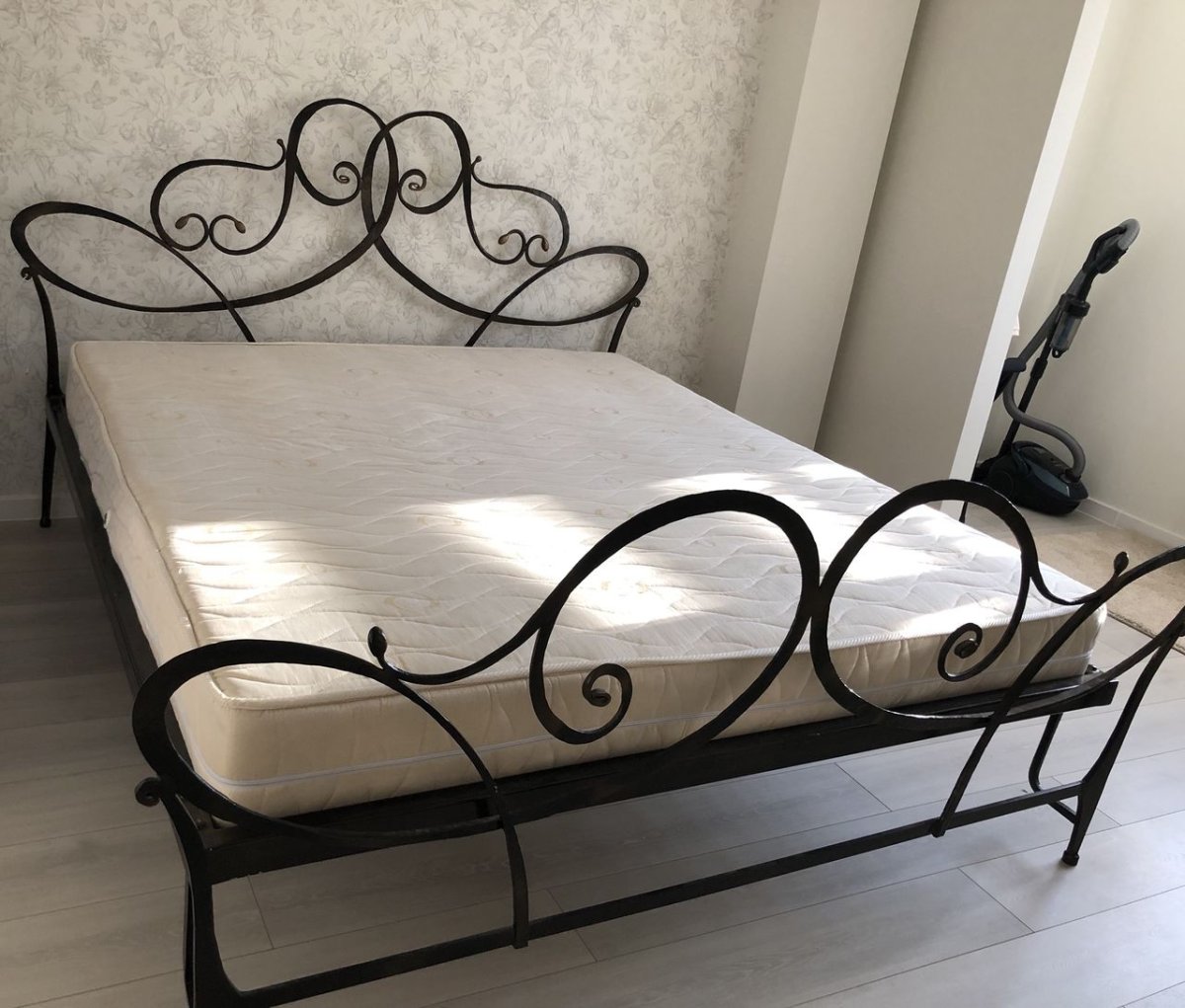 Люстра к металлической кровати