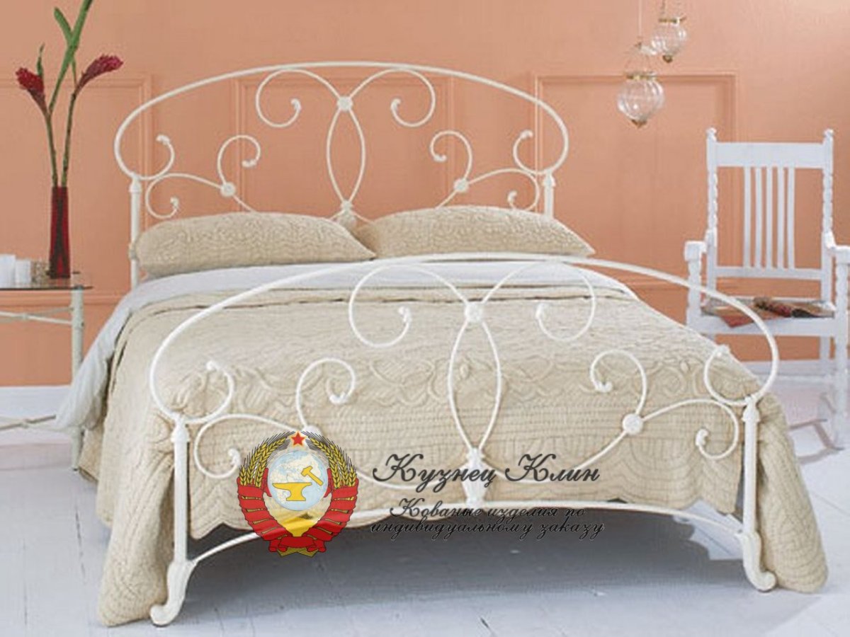 Кованная кровать с выдвижными ящиками