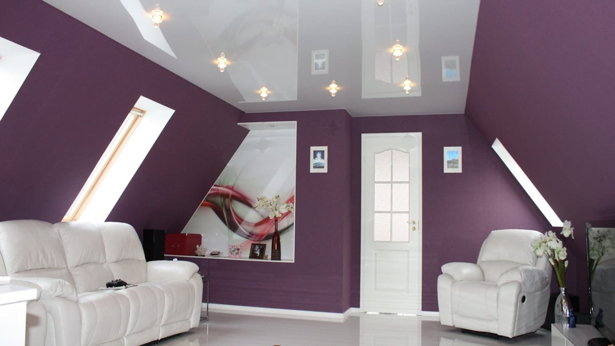 Натяжной потолок на мансарде