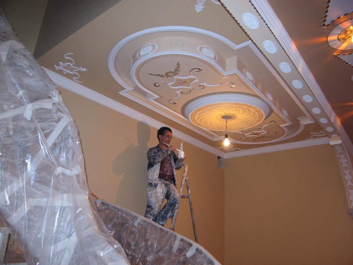 Узорный потолок из гипсокартона двух люстрах