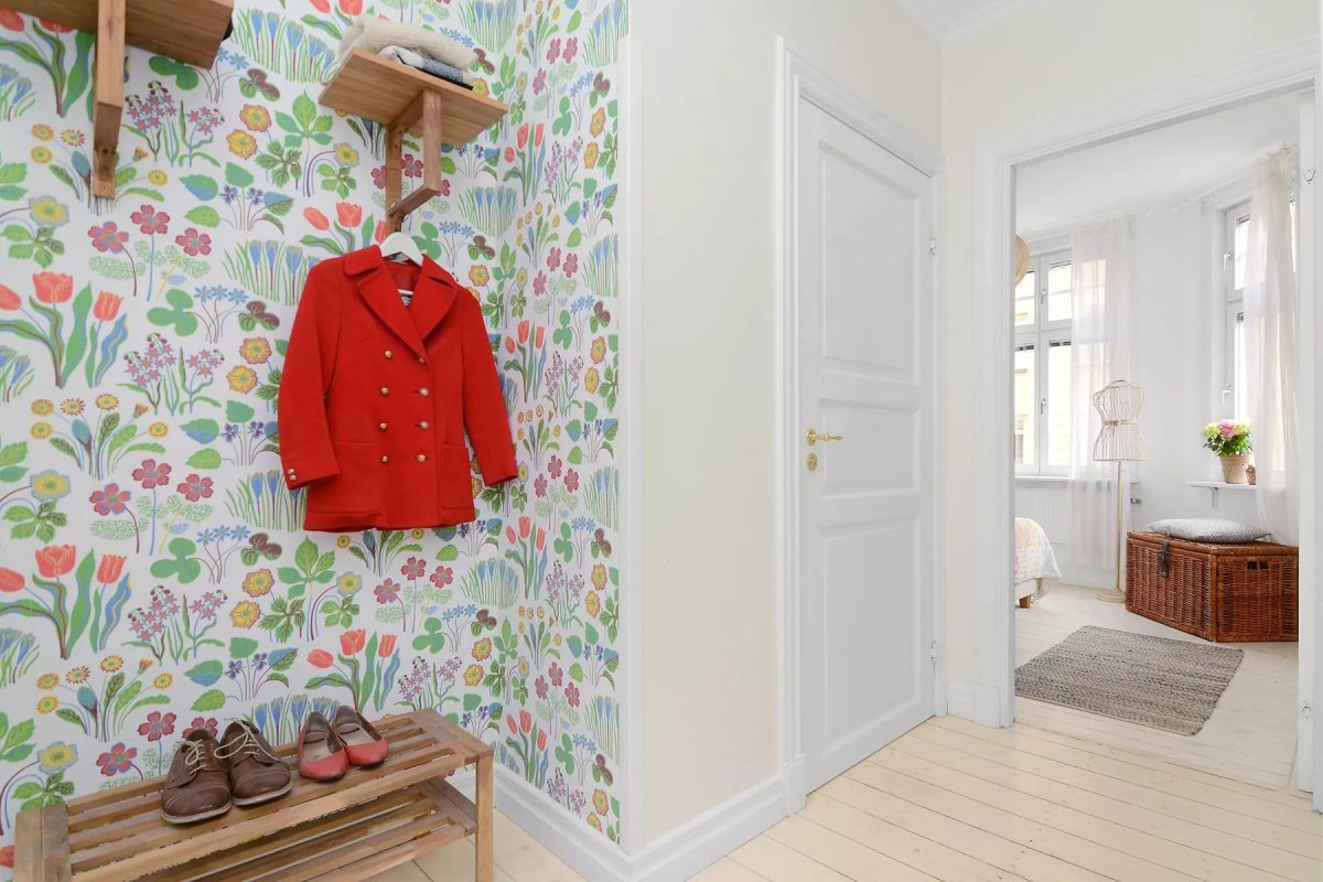 Двери в узком коридоре